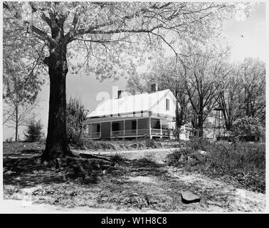 Newberry County, Caroline du Sud. Accueil réhabilité sur permanent sur la ferme du district de Enoree, Sumter Nat . . . ; Portée et contenu : la légende complète se lit comme suit : Newberry County, Caroline du Sud. Accueil réhabilité sur permanent sur la ferme du district de Enoree, Sumter National Forest planifiée dans le cadre d'une communauté forestière subsistaient sur une économie agricole et forestière. (En vertu de permis d'utilisation spéciale à Mme A. H. Cromer, Newberry County) Banque D'Images