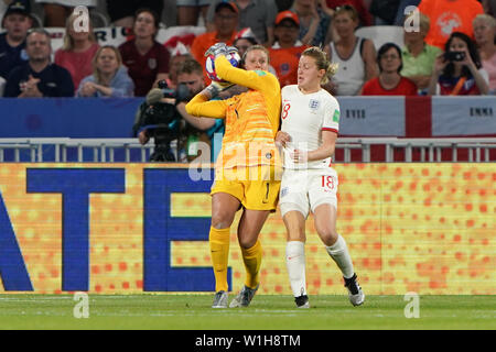 2 juillet 2019 Lyon, France Coupe du Monde de la FIFA 2019 Femmes Angleterre v USA Alyssa Naeher gardien des USA et Ellen White de l'Angleterre Banque D'Images