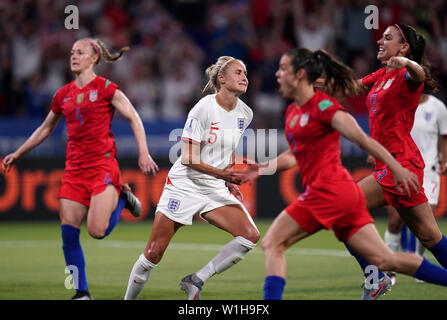 L'Angleterre Steph Houghton (centre) après avoir raté son coup de pied de pénalité comme United States célébrer au cours de la Coupe du Monde féminine de la fifa match de demi-finale au Stade de Lyon. Banque D'Images