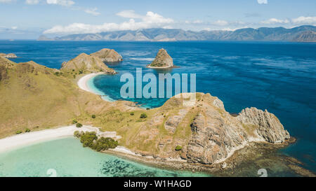 Vue panoramique aérienne de Padar Island dans le Parc National de Komodo, en Indonésie. Drone abattu, vue du dessus. Des collines verdoyantes et du magnifique littoral incroyable. Scieries Banque D'Images