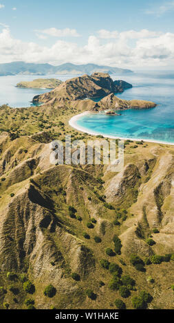 Vue verticale de l'antenne de Padar Island dans le Parc National de Komodo, en Indonésie. Drone abattu, vue du dessus. 16:9 pour le fond d'écran de veille du téléphone. Nature backgroun Banque D'Images