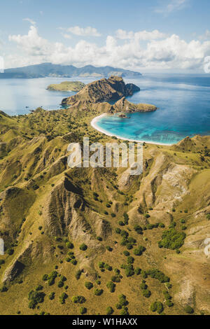 Vue verticale de l'antenne de Padar Island dans le Parc National de Komodo, en Indonésie. Drone abattu, vue du dessus. Sur la montagne et plage tropicale. Banque D'Images