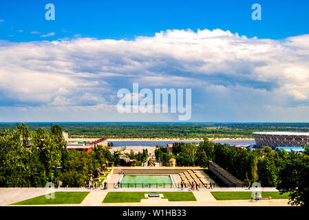 Volgograd, Russie - 29 mai 2019 : Vue de la Volga et du stade de football Arena de Volgograd, construit pour la Coupe du Monde de la FIFA 2018, à partir de la hauteur de la Ma Banque D'Images