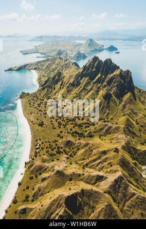 Vue verticale de l'antenne de Padar Island dans le Parc National de Komodo, en Indonésie. Drone abattu, vue du dessus. Sur la montagne et plage tropicale. Banque D'Images