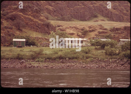 L'UN DES RANCHS sur le tronçon de la Snake River QUI SE TROUVE EN DESSOUS DE HELLS CANYON ET EN AMONT DE LEWISTON. Le courrier est livré par bateau Banque D'Images