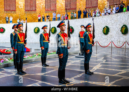 Volgograd, Russie - le 26 mai 2019 : changement de garde des soldats dans le hall de gloire militaire. Au centre du hall est la sculpture de main tenant flambeau avec Eterna Banque D'Images