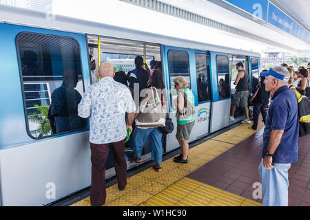 Miami Florida,Omni Loop,station,Metromover,transport en commun,transport en commun,transport automatisé de personnes,passagers rider riders,adultes ma Banque D'Images