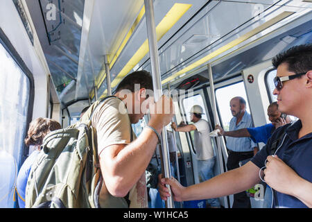 Miami Florida,Omni Loop,Metromover,transport public,transport de masse,transport automatisé de personnes,passagers rider riders,hispanique Latin Latino e Banque D'Images