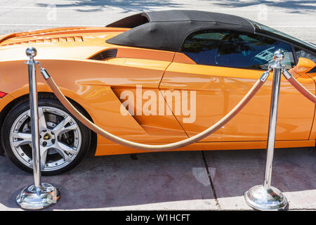 Miami Beach Florida,Fifth 5th Street,Lamborghini,voitures de sport,auto,italien,orange,corde,design élégant,exotique,richesse,statut,les visiteurs voyagent Banque D'Images