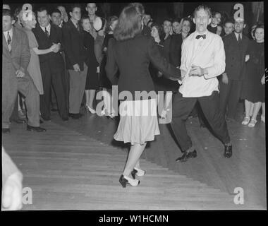 Oakland, Californie. Hot Jazz Loisirs. Une exposition spontanée jitterbug au milieu du plancher de danse. Benny Goodman concert à l'Oakland, Californie dance hall Banque D'Images