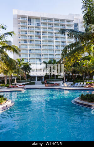 Fort ft.Lauderdale Florida,Hilton fort Lauderdale Marina,hôtel,piscine,luxe,Resort,invité,chaise longue,parasol,bain de soleil,tropical,palmiers,se détendre,nager, Banque D'Images