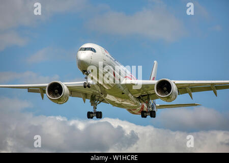 9M-MAG Malaysia Airlines Airbus A350-900 s'approchant à la terre à l'aéroport Heathrow de Londres Banque D'Images