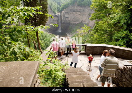 Les touristes admirant Taughannock Falls, New York USA et prendre des photographies. Banque D'Images