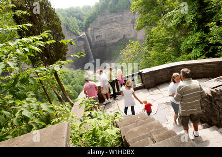 Les touristes admirant Taughannock Falls, New York USA et prendre des photographies. Banque D'Images