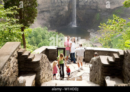 Les touristes admirant Taughannock Falls, New York USA et prendre des photographies. Banque D'Images