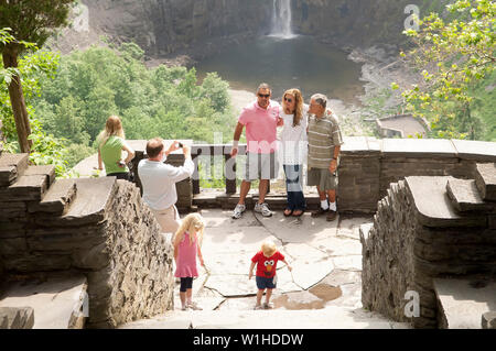 Les touristes admirant Taughannock Falls, New York USA et prendre des photographies. Banque D'Images