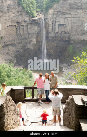 Les touristes admirant Taughannock Falls, New York USA et prendre des photographies. Banque D'Images