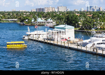 Fort ft. Lauderdale Florida,17th Street Causeway Bridge,vue,Intracoastal Stranahan River,bateau-taxi,bateau,bateau,front de mer,ligne d'horizon,marina,FL09 Banque D'Images