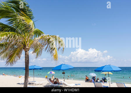 Fort ft. Lauderdale Florida,Beach,North Atlantic Avenue,A1A,plages publiques,palmiers,parasol,chaise longue,océan,rivage,sable,loisirs,su Banque D'Images