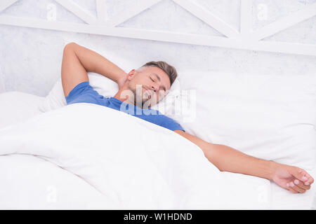 Trucs mieux dormir. Homme barbu visage paisible sommeil reposant sur l'oreiller recouvert d'une couverture. Une détente totale. De saines habitudes de vie. L'homme beau mec allongée dans son lit pour dormir. Obtenir suffisamment de sommeil. Banque D'Images