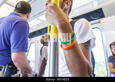 Miami Florida,Omni Loop,Metromover,transport public,transport de masse,transport automatisé de personnes,passagers rider riders,hispanique Latin Latino e Banque D'Images