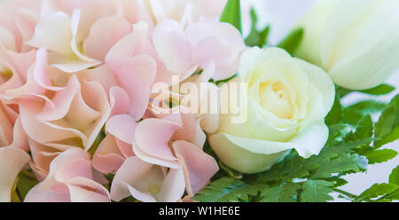 Des fleurs de mariage, bouquet de mariage close-up. Ornements de roses et de plantes ornementales, sur une carte postale Banque D'Images