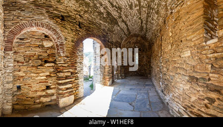 Temple chrétienne médiévale de 11e siècle, dans le mont Hymette, Athènes, Grèce. Banque D'Images