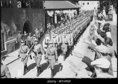 Österreich wird deutsch. Einmarsch der deutschen Polizei à Imst (Tyrol). L'Autriche est l'allemand. L'entrée de la police allemande en Imst. Mars 1938. Heinrich Hoffman Collection. ; notes générales : utilisation de la guerre et des conflits Nombre 989 lors de la commande d'une reproduction ou demande d'informations sur cette image. Banque D'Images