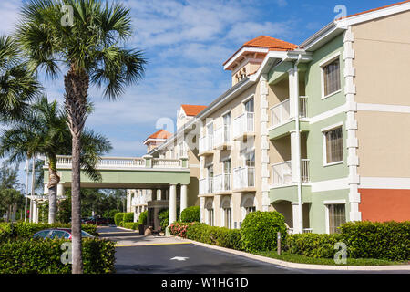 Naples Florida, Hilton DoubleTree Guest Suites, chaîne, hôtel, hébergement, bâtiment de trois étages, extérieur, devant, entrée, balcon, auvent d'entrée, FL09101 Banque D'Images