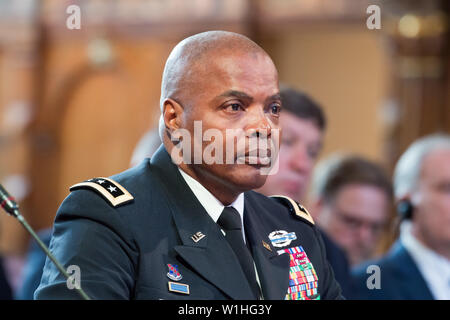 Le lieutenant général Stephen M. Twitty, commandant adjoint, United States European Command sur le terrain lors d'un audition de la Commission des États-Unis sur la sécurité et la coopération Banque D'Images