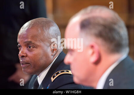 Le lieutenant général Stephen M. Twitty, commandant adjoint, United States European Command et Douglas D. Jones, Représentant permanent adjoint, United States Mlle Banque D'Images