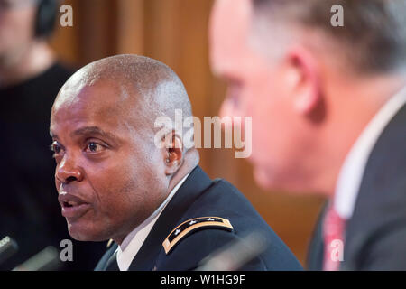 Le lieutenant général Stephen M. Twitty, commandant adjoint, United States European Command et Douglas D. Jones, Représentant permanent adjoint, United States Mlle Banque D'Images