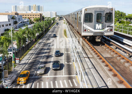 Miami Florida,Metrorail,NW 12th Avenue,transport en commun,système ferroviaire surélevé,voie ferrée,rue,voiture,circulation,FL091025009 Banque D'Images