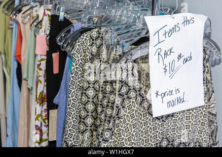 Melbourne Florida,centre-ville historique,main Street,magasin,magasins,entreprises,quartier,vente au détail,femme,vêtements pour hommes,habillement,habillement,accessoires,vente rack,s Banque D'Images