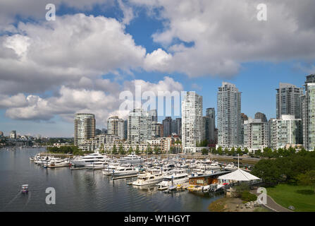 Yaletown False Creek Marina. Un port ferry in False Creek, près de centre-ville de Vancouver District de Yaletown. La Colombie-Britannique, Canada. Banque D'Images