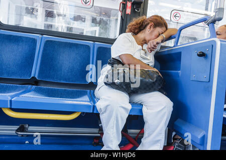 Miami Beach Florida,Metrobus,South Beach local,transport en commun,transport en commun,passagers passagers passagers rider riders,siège,assis, hispanique latin Banque D'Images