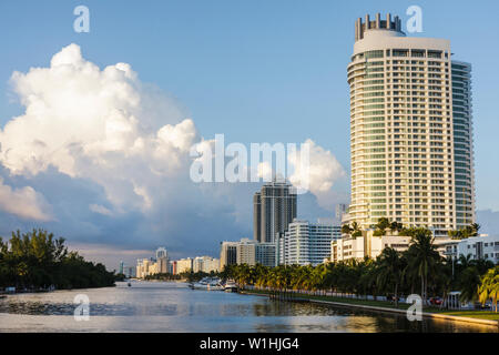 Miami Beach Florida,Collins Avenue,Indian Creek,Skyline,Fontainebleau II,luxe,hôtel condo,hôtels,complexe,bord de mer,gratte-ciel de haute hauteur Banque D'Images