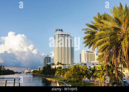 Miami Beach Florida,Collins Avenue,Indian Creek Water,Skyline,Fontainebleau II,luxe,hôtel condo,hôtels,complexe,bord de mer,immobilier,gratte-ciel Banque D'Images