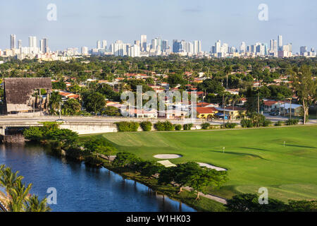 Miami Florida,canal,centre-ville,horizon,bâtiments,horizon de la ville,panoramique,urbain,terrain de golf,arbres,maisons vertes,FL091031079 Banque D'Images