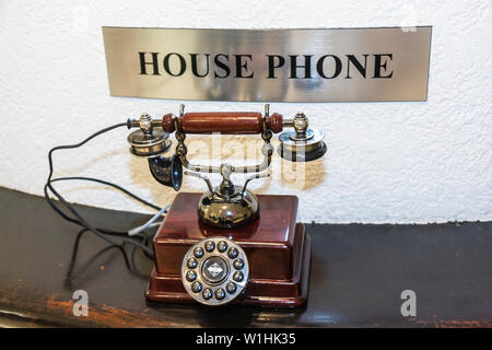 Miami Florida,Wyndham Miami Airport,hôtel hôtels motels inn motel,chaîne,hébergement,hall,service à la clientèle,maison maisons téléphone,téléphones,style vintage,vi Banque D'Images