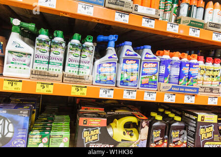 Miami Florida,Home Depot,chaîne,amélioration de la maison,matériel,lutte antiparasitaire,pesticides,produits chimiques,bouteilles,sprays,Black Flag,RAID,Cutter,étiquette de prix,compar Banque D'Images