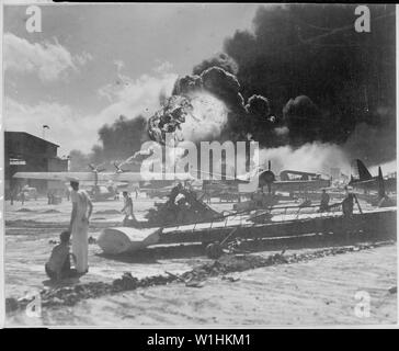 Pearl Harbor, pris par surprise, au cours de l'attaque aérienne japonaise. Épave sur Naval Air Station, Pearl Harbor. ; notes générales : utilisation de la guerre et des conflits Nombre 1134 lors de la commande d'une reproduction ou demande d'informations sur cette image. Banque D'Images