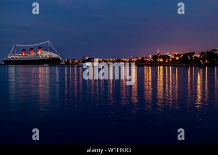 RMS Queen Mary de nuit à Long Beach, Californie Banque D'Images