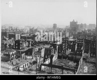 Photographie des dégâts de la tremblement de terre de San Francisco ; Portée et contenu : sous-titre original : Tremblement de terre de San Francisco de 1906 : California Street en direction nord depuis la rue de la batterie ; le gros des fruits et produisent des district. Le bâtiment bas à gauche avec toutes les cheminées, pierres blanches et Windows sont les États-Unis, la construction de l'évaluateur et d'une partie de l'United States Customs House. Le grand bâtiment avec la tour et d'une station de radio sur le dessus est la Merchants' Exchange. Banque D'Images