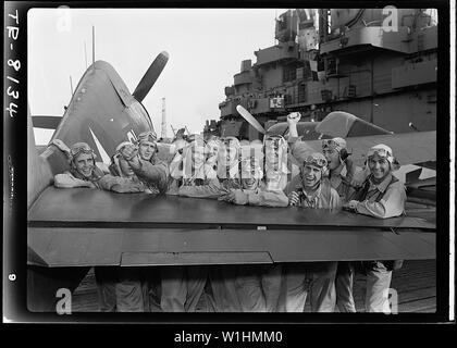 Les pilotes s'appuyant sur F6F à bord de l'USS Lexington (CV-16) après avoir abattu 17 sur 20 avions japonais en direction de Tarawa. L - R : Ens. William J. Seyfferle ; Ltjg. Alfred L. Frendberg ; Lcdr. Paul D. Buie ; Ens. John W. Bartol ; Ltjg. Dean D. Whitmore ; Ltjg. Francis M. Fleming ; Ltjg. Eugene R. Hanks ; Ens. E.J. Rucinski ; Ltjg. R.G. Johnson et Ltjg. Sven Rolfsen. ; notes générales : utilisation de la guerre et des conflits Nombre 959 lors de la commande d'une reproduction ou demande d'informations sur cette image. Banque D'Images