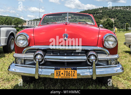 Ford 1951 dans l'État de New York USA Saloon Banque D'Images