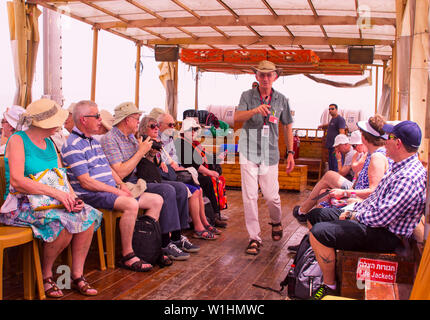 3 juin 2019 un guide touristique des Chefs chefs d'un petit groupe de touristes takeing une excursion en bateau sur la mer de Galilée, près de Tibériade en Israël Banque D'Images