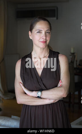 Portrait d'une femme mature, la quarantaine, de confiance en soi, de possing à son domicile. Banque D'Images