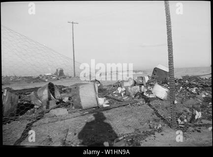 Poston, Arizona. 46 machines à laver électriques ont été détruits en une nuit de Noël 1943 blaze dans Blo . . . ; Portée et contenu : la légende complète pour cette photographie se lit comme suit : Poston, Arizona. 46 machines à laver électriques ont été détruits en une nuit de Noël 1943 blaze dans le bloc 202, Poston Groupe II. Deux mangls, 21 poêles à gaz, 8 réfrigérateurs électriques et également une cuisinière électrique ont été détruits. Les bâtiments ont servi d'entrepôts pour les évacués et le personnel de ménage. Banque D'Images