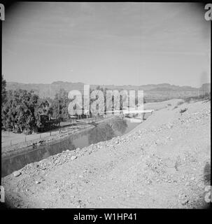 Poston, Arizona. Dans le premier plan, on peut voir le canal d'irrigation qui fournira Poston avec ag . . . ; Portée et contenu : la légende complète pour cette photographie se lit comme suit : Poston, Arizona. Dans le premier plan, on peut voir le canal d'irrigation qui fournira de l'eau agricole avec Poston. Ce canal reçoit son eau du barrage Parker. Dans l'arrière-plan, on peut voir le fleuve Colorado. Banque D'Images